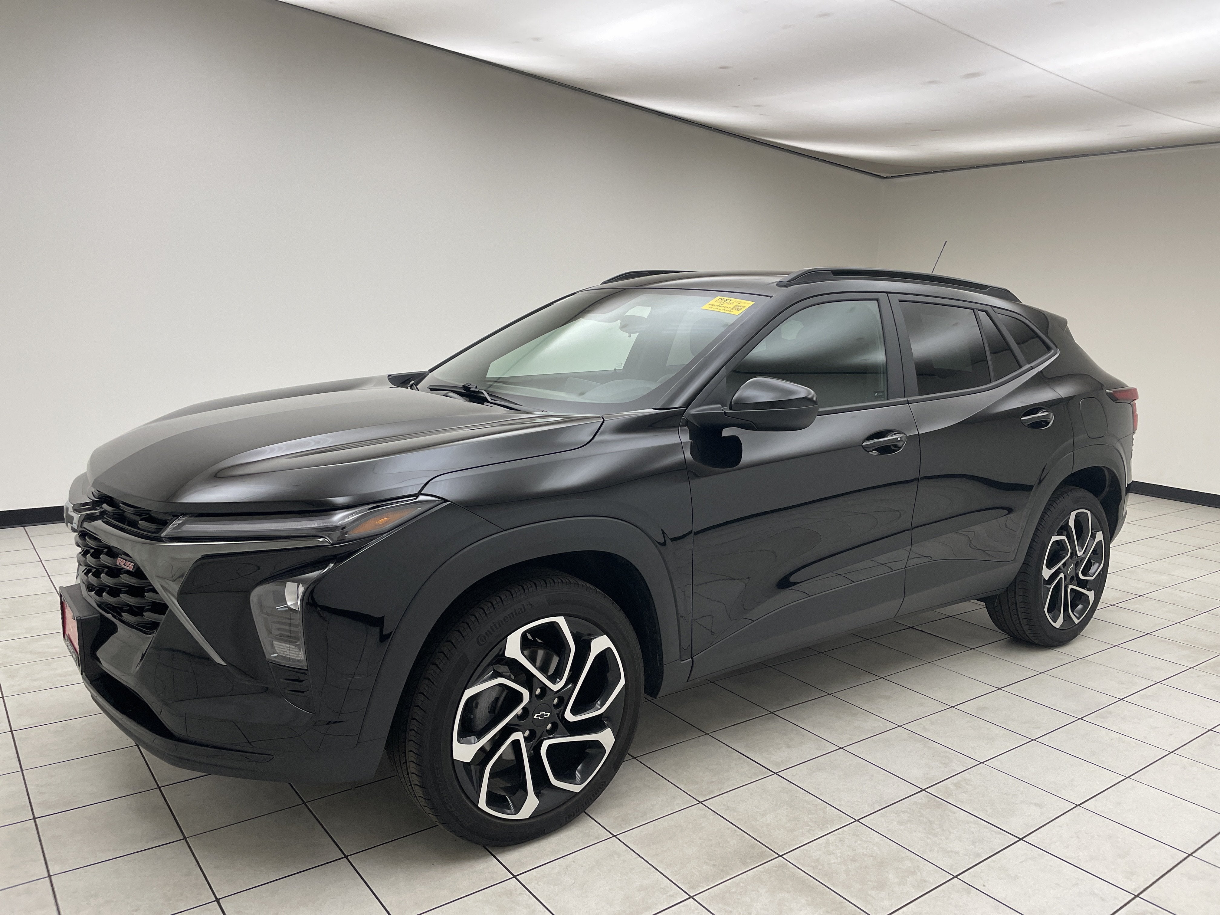 2025 Chevrolet Trax FWD 2RS in Mosaic Black Metallic — front three-quarter view